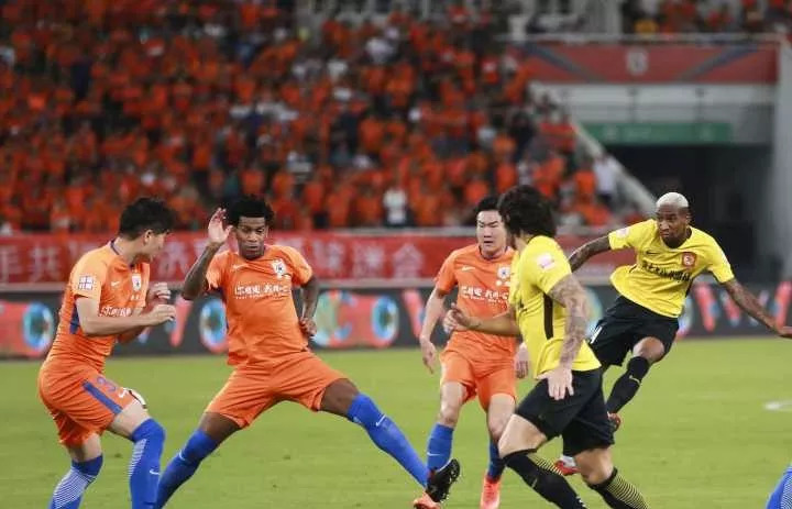   本轮过后前四差距仅3分，马竞少赛两场紧追不舍。塞尔电台爆料皇马更衣室出现分裂迹象，多位主力球员合同将在2025年到期。